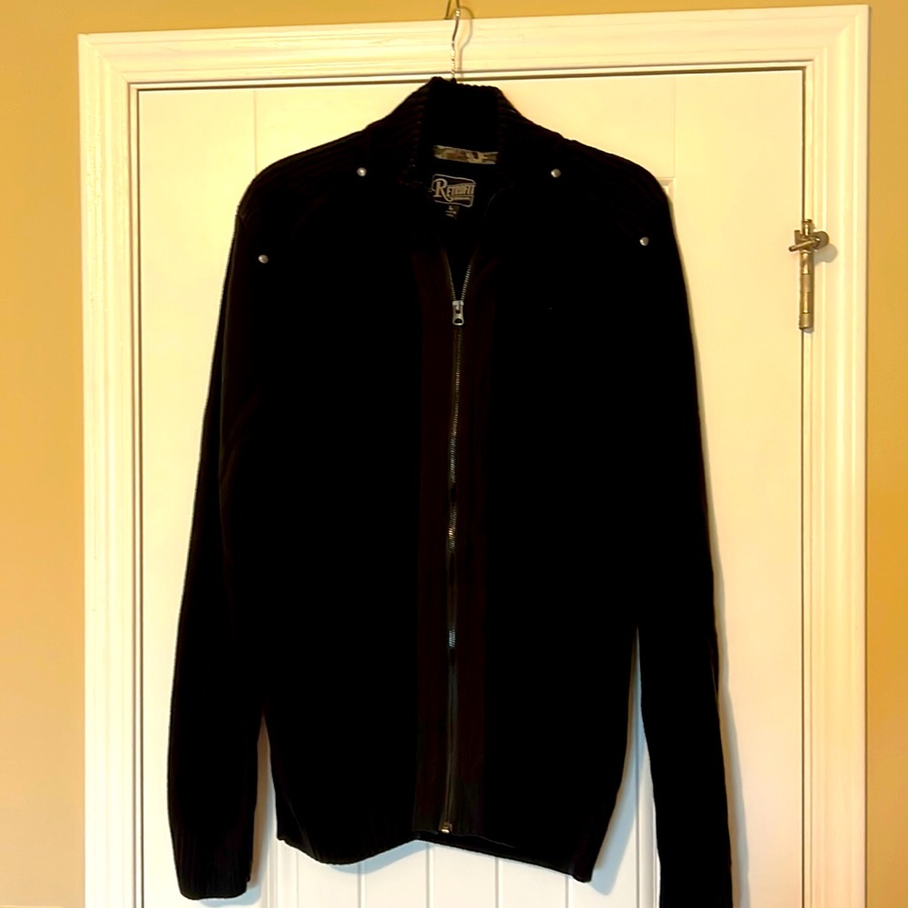 Men’s black zip up sweater. Retrofit. Excellent condition.